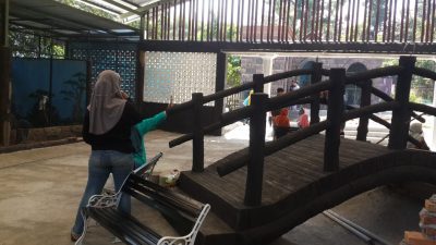 seorang ibu saat menikmati suasana kandang burung baru Semarang Zoo dengan memotret putranya. (Rifqi)/LINGKAR.CO