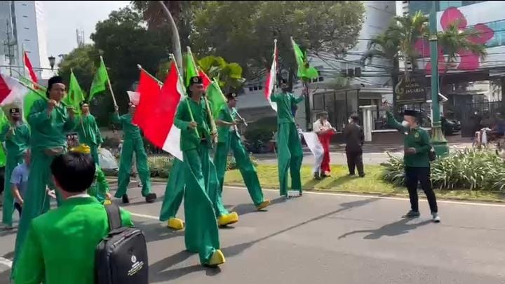 Konvoi atraksi Engrang dan tarian adat yang turut memeriahkan pendaftaran PPP ke KPU bersama dengan sejawat dari KIB yaitu Partai Golkar dan PAN. Dok. Pribadi/Lingkar.co