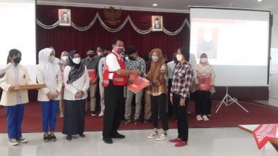 PMI Kota Semarang Berikan Beasiswa Pendidikan Bagi 19 Mahasiswa Polbitrada/AHMAD RIFQI HIDAYAT/LINGKAR.CO