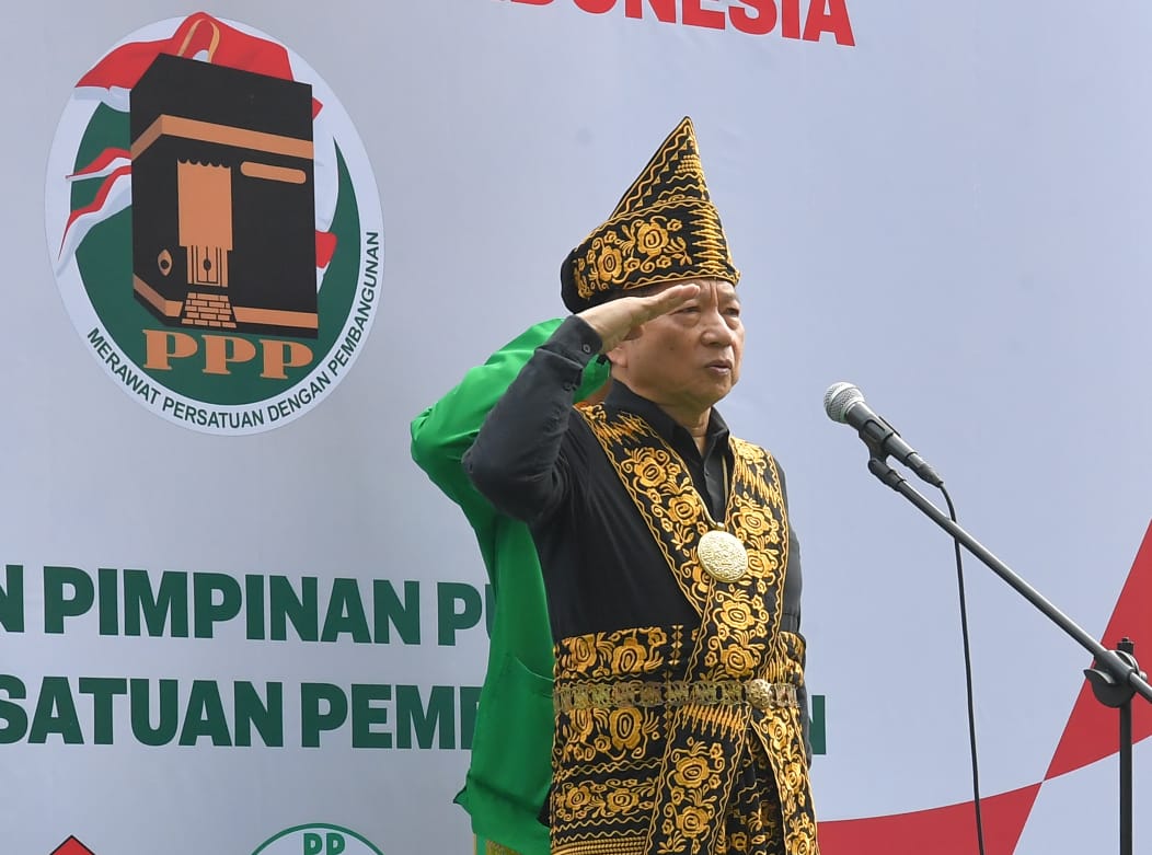 Menteri Bappenas Suharso Monoarfa mengenakan baju adat saat menghadiri perayaan kemerdekaan di DPP PPP Jakarta. IDRIS/LINGKAR.CO