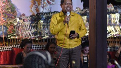 Wakil Ketua DPRD Jateng Ferry Wawan Cahyono saat memberikan sambutan dalam pagelaran wayang kulit yang diadakan oleh DPD KNPI Kabupaten Banjarnegara di Banjarnegara,Kamis (18/8/2022). FIDA/LINGKAR.CO