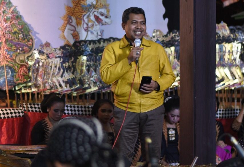 Wakil Ketua DPRD Jateng Ferry Wawan Cahyono saat memberikan sambutan dalam pagelaran wayang kulit yang diadakan oleh DPD KNPI Kabupaten Banjarnegara di Banjarnegara,Kamis (18/8/2022). FIDA/LINGKAR.CO