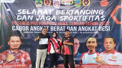 Sekum KONI Kota Teguh Setiyono, Ketua Pengcab PABSI Kota Semarang Iskandar dan atlet Diah Ayu P, peraih medali emas kelas 76 kg putri/HUMAS/LINGKAR.CO