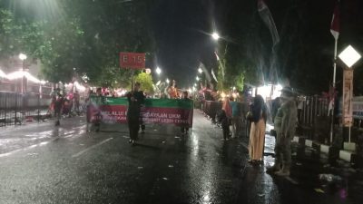 Masyarakat nampak antusias mengikuti gelaran karnaval meski di guyur hujan/LILIK YULIANTORO/LINGKAR.CO