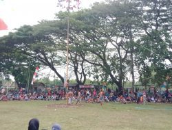 Tambahrejo Adakan Lomba Panjat Pinang