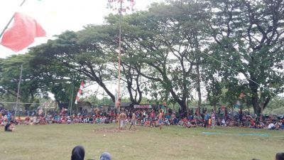 PANJAT PINANG : Dengan semangat perjuangan nampak peserta gigih untuk capai hadiah/LILIK YULIANTORO/LINGKAR.CO