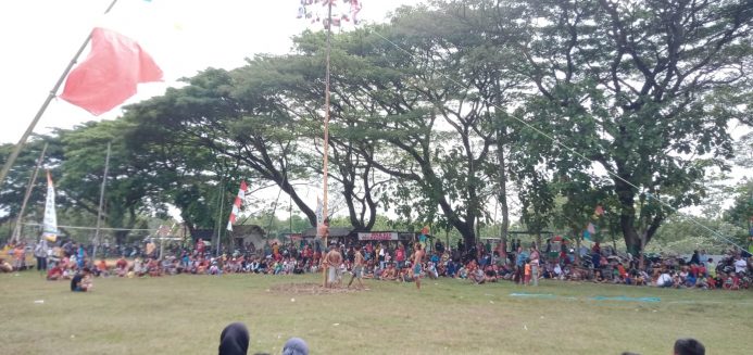 PANJAT PINANG : Dengan semangat perjuangan nampak peserta gigih untuk capai hadiah/LILIK YULIANTORO/LINGKAR.CO