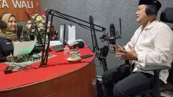 DIALOG: Ketua DPRD Demak, Sri Fahrudin Bisri Slamet saat berdialog di Radio Suara Kota Wali (RSKW) 104.8 FM pada Rabu, 21 September 2022 membahas tentang Pilkades Serentak di Kabupaten Demak. (Tomi Budianto/Lingkar.co)