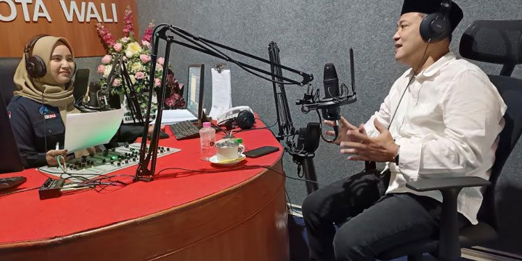DIALOG: Ketua DPRD Demak, Sri Fahrudin Bisri Slamet saat berdialog di Radio Suara Kota Wali (RSKW) 104.8 FM pada Rabu, 21 September 2022 membahas tentang Pilkades Serentak di Kabupaten Demak. (Tomi Budianto/Lingkar.co)