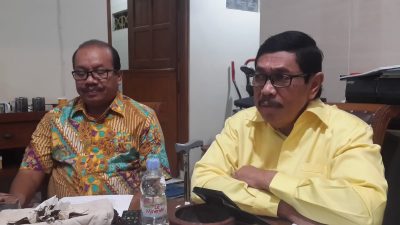 Ketua Umum DPP IKA Unnes, Dr. Drs. Budiyanto, SH, MHum bersama dengan Anggota DPRD Fraksi Golkar Kota Semarang yang juga Wakil Sekretaris Jenderal DPP IKA Unnes,Dr. Anang Budi Utomo, SPd, SMn saat memberikan keterangan terkait RUU Sisdiknas di Semarang, Selasa (6/9/2022). RIFQI/LINGKAR.CO