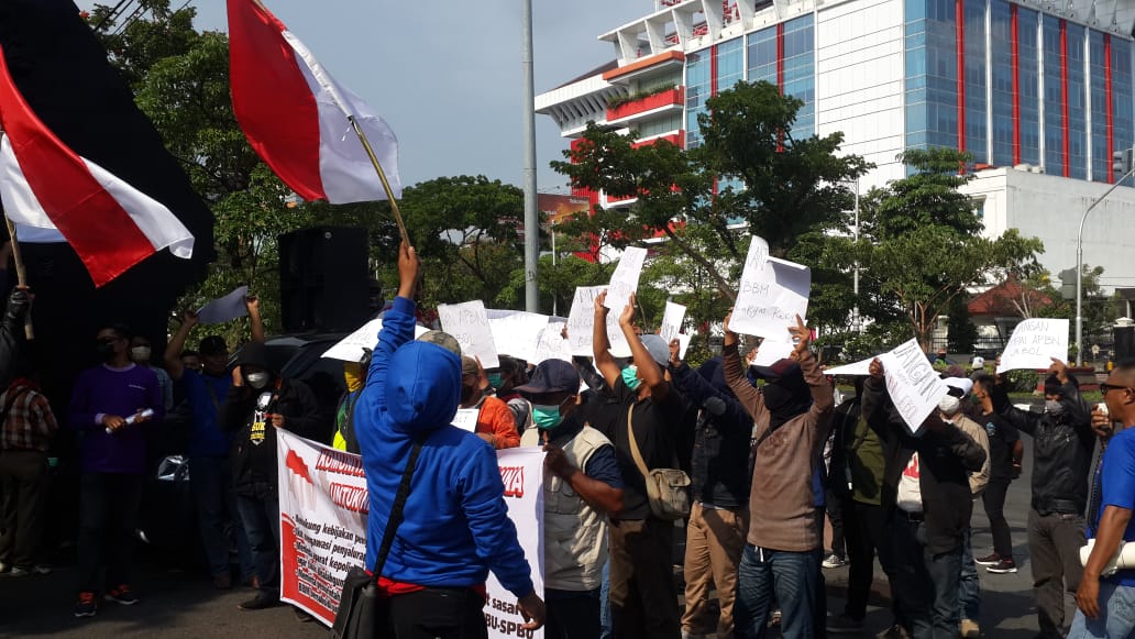 Massa KMBN Jateng saat menggelar aksi damai dukung rasionalisasi kenaikan harga BBM bersubsidi di depan Gubernuran Jawa Tengah. (rifqi/lingkar.co)