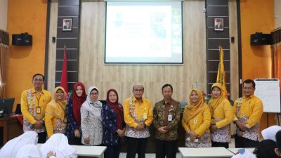 Foto bersama tim pengabdian masyarakat jurusan BK Unnes bersama Prof DYP Sugiharto saat memberikan seminar kepada siswa SMAN 15 Kota Semarang. RIFQI/LINGKAR.CO