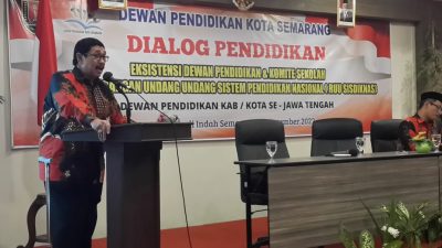 Ketua Dewan Pendidikan Kota Semarang, Dr. Drs. Budiyanto, SH, MHum saat memberikan sambutan pembukaan dialog pendidikan (rifqi)/LINGKAR.CO