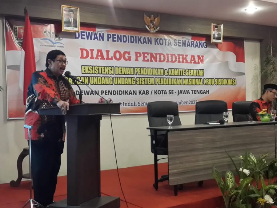 Ketua Dewan Pendidikan Kota Semarang, Dr. Drs. Budiyanto, SH, MHum saat memberikan sambutan pembukaan dialog pendidikan (rifqi)/LINGKAR.CO