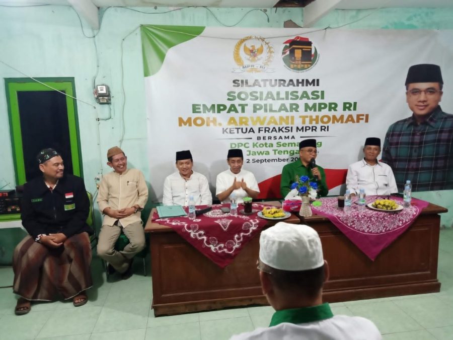 Ketua Fraksi PPP MPR RI Arwani Thomafi (dua kanan) saat sosialisasikan empat pilar MPR RI di Kantor DPC PPP Kota Semarang, Jumat (2/9/2022). NURSEHA/LINGKAR.CO