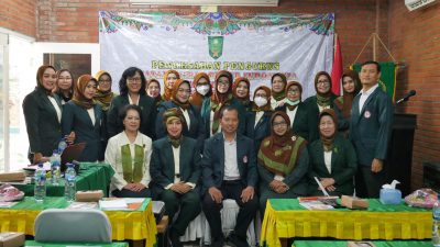 Usai dikukuhkan Ikatan Istri Dokter Indonesia (IIDI) cabang Blora lakukan foto bersama dengan IDI Blora. LILIK/LINGKAR.CO