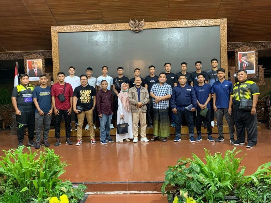 Segenap atlet, manajemen Klub Jati Mustika yang diketuai Siswanto saat berkunjung ke Bupati Blora Arief Rohman di Pendopo Bupati, Kamis (22/9/2022) malam. Dok Pribadi/Lingkar.co