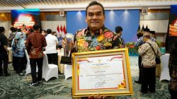 Bupati Blora Arief Rohman menunjukkan plakat penghargaan JDIH Award 2022 oleh Kementrian Hukum dan HAM. HUMAS/LINGKAR.CO