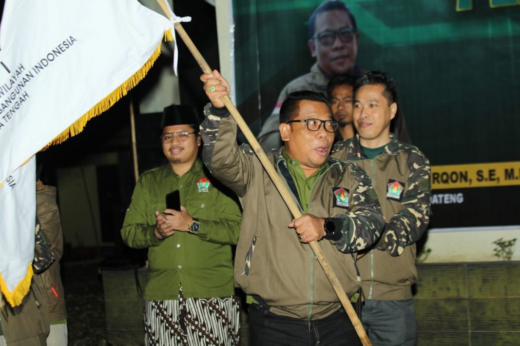 Ketua PW GMPI Jateng, Nurul Furqon berkeliling menggunakan bendera GMPI sesaat setelah pelantikan dan pengucapan ikrar. NURSEHA/LINGKAR.CO