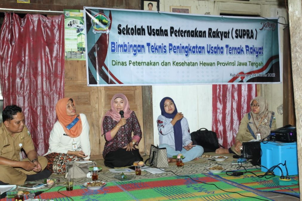 Anggota DPRD Jateng Fraksi PPP Sholeha Kurniawati (dua kiri) saat mengunjungi kelompok tani di Pucung, Bancak, Kabupaten Semarang, Senin (24/10/2022). NURSEHA/LINGKAR.CO