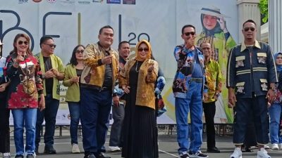 bupati Blora Arief Rohman bersama jajarannya pragakan busana batik di Blora Fashion Week (BFW). HMS/LINGKAR.CO/LILIK YULIANTORO