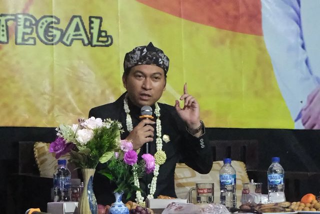 Anggota DPRD Provinsi Jateng, Muhammad Shidqi (Gus Shidqi) saat menghadiri acara Ngopi Budaya di Kabupaten Tegal. ARI/LINGKAR.CO