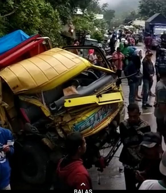 Dua truk adu banteng di KM 16 jalan Purworejo-Magelang sebabkan kemacetan selama 7 Jam. ROHADI/LINGKAR.CO