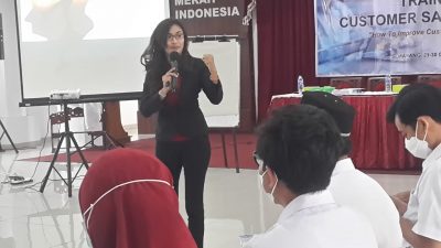 Founder sekaligus Trainer VCTAMA Academy, Vika Himawanti Suprapoto, SE, C.PS saat memulai sesi Customer Satisfaction bagi staf dan karyawan di Aula Lt.4 UDD PMI Kota Semarang/LINGKAR.CO/Ahmad Rifqi Hidayat