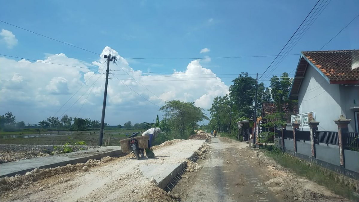 Salah satu proyek pengerjaan infrastruktur jalan di Kabupaten Blora, Siswanto mendorong Pemkab Blora untuk dapat menyelesaikan seluruh pekerjaan pada awal Desember 2022. LILIK/Lingkar.co