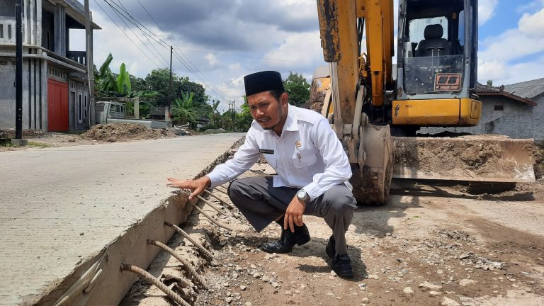 Wakil Ketua DPRD Kabupaten Blora Siswanto saat Sidak proyek penaikan jalan di Jalan Pakis-Kamolan, Rabu (9/10/2022).Lilik/Lingkar.co