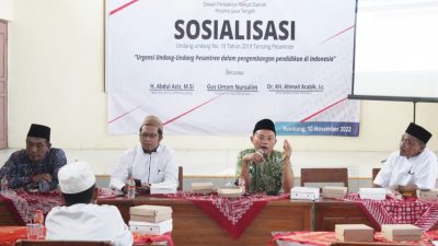 Wakil Ketua Komisi E DPRD Provinsi Jateng, Abdul Aziz (Gus Aziz) saat mensosialisasikan Perda Pesantren di Rembang, Kamis (10/11/2022). AKID/LINGKAR.CO