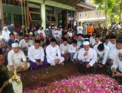 Ribuan Pelayat Hadiri Pemakaman Nyai Nafisah