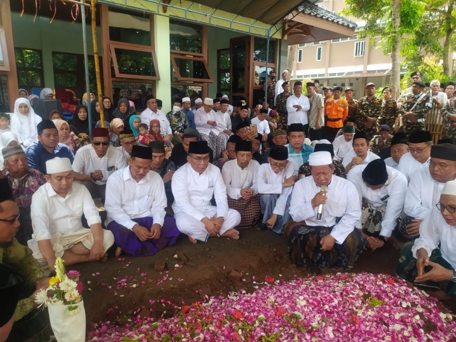 Suasana Pemakaman Nyai Hj Nafisah Sahal/LINGKAR.CO
