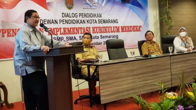 Ketua Dewan Pendidikan Kota Semarang, Dr. Drs. Budiyanto, SH, MHum saat memberikan sambutan dalam pembukaan Dialog Pendidikan yang digelar hari ini (22/11/2022) di Hotel Candi Indah, Semarang/LINGKAR.CO/Ahmad Rifqi Hidayat