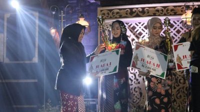Wakil Bupati Blora, Tri Yuki Styowati saat menyerahkan hadiah kepada peserta Wonderfull Blora Fashion