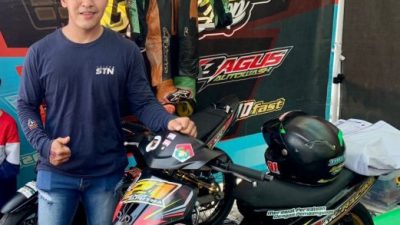 Sekertaris DPC PPP Blora Alfian Aulia Tsani saat berpose dengan motor balap di Road Race Piala Bupati Blora. LILIK/LINGKAR.CO