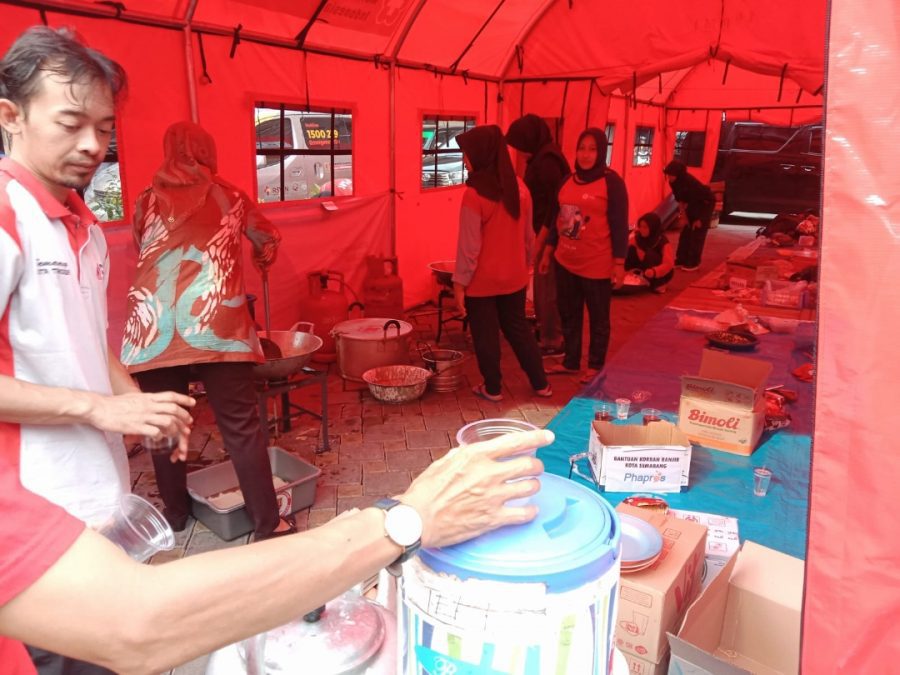 Pemerintah Kota Semarang masih melakukan distribusi makanan dari dapur umum terpusat di Balaikota Semarang. Menurut rencana, distribusi terus berlangsung hingga situasi warga terdampak banjir benar-benar kembali pulih.