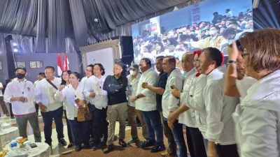Foto 2. Ketua Umum Relawan KIB Jokowi, Taki Reinhard Parapat (baju hitam; tengah) berfoto bersama perwakilan relawan lintas komunitas seusai MUSRA Indonesia di hall utama hotel UTC, Kota Semarang (Foto: istimewa)