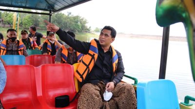wakil gubernur Jawa tengah Gus Yasin menikmati hamparan indah waduk tempuran beberapa waktu lalu/LINGKAR.CO/Lilik Yuliantoro