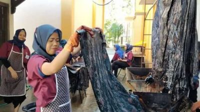 Masyarakat memperlihatkan proses membatik di BLK Blora. Foto: Dok. Lilik Yuliantoro