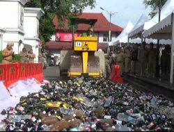 Jelang Ramadan, Satpol PP Kendal Musnahkan 3.894 Botol Miras