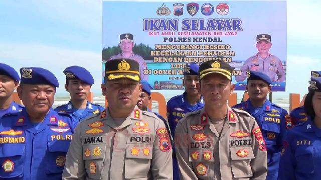Program Ikan Selayar, Polres Kendal Bagikan Pelampung untuk Wisatawan Di Pantai Indah Kemangi Kendal, Rabu (8/3/2023)/ foto: Wahyudi