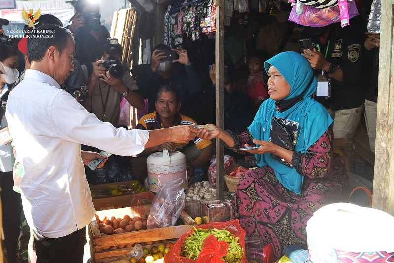 Presiden Jokowi, mengunjungi Pasar Mendenrejo, Kecamatan Kradenan, Kabupaten Blora, Jawa Tengah, Jumat (10/3/2023). Foto: BPMI Setpres