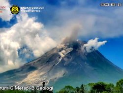 Gunung Merapi Luncurkan 60 Kali Awan Panas Guguran