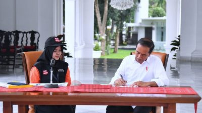 Ketua KPU, Hasyim Asy’ari, mendampingi Presiden Jokowi, saat melakukan coklit di Istana Negara, Selasa (14/3/2023). Foto: Twitter KPU