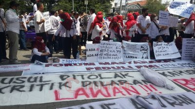 Forum Masyarakat Peduli PMI Kota Semarang saat melakukan aksi unjuk rasa di depan Balai Kota Semarang, Kamis (16/3/2023). Foto: Rifqi/Lingkar co