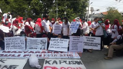 Forum Masyarakat Peduli PMI Kota Semarang saat melakukan aksi unjuk rasa di depan Balai Kota Semarang, Kamis (16/3/2023). Foto: Rifqi/Lingkar co