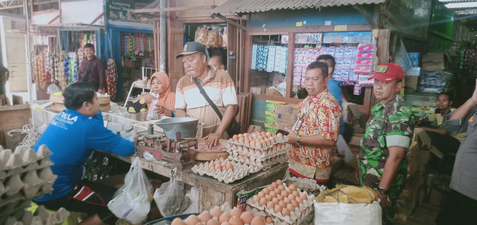 Camat Ngawen Moechamad Zainuri melakukan sidak di pedagang telur/Foto: Lilik Yuliantoro