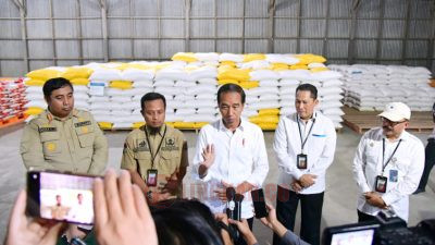 Presiden Joko Widodo saat meninjau ketersediaan stok beras di Gudang Bulog Batangase, Kabupaten Maros, Provinsi Sulawesi Selatan. Foto: dokumentasi