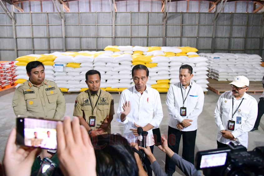 Presiden Joko Widodo saat meninjau ketersediaan stok beras di Gudang Bulog Batangase, Kabupaten Maros, Provinsi Sulawesi Selatan. Foto: dokumentasi